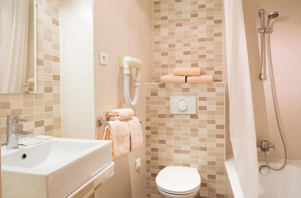 Triple Room | Bathroom | Hair dryer, towels