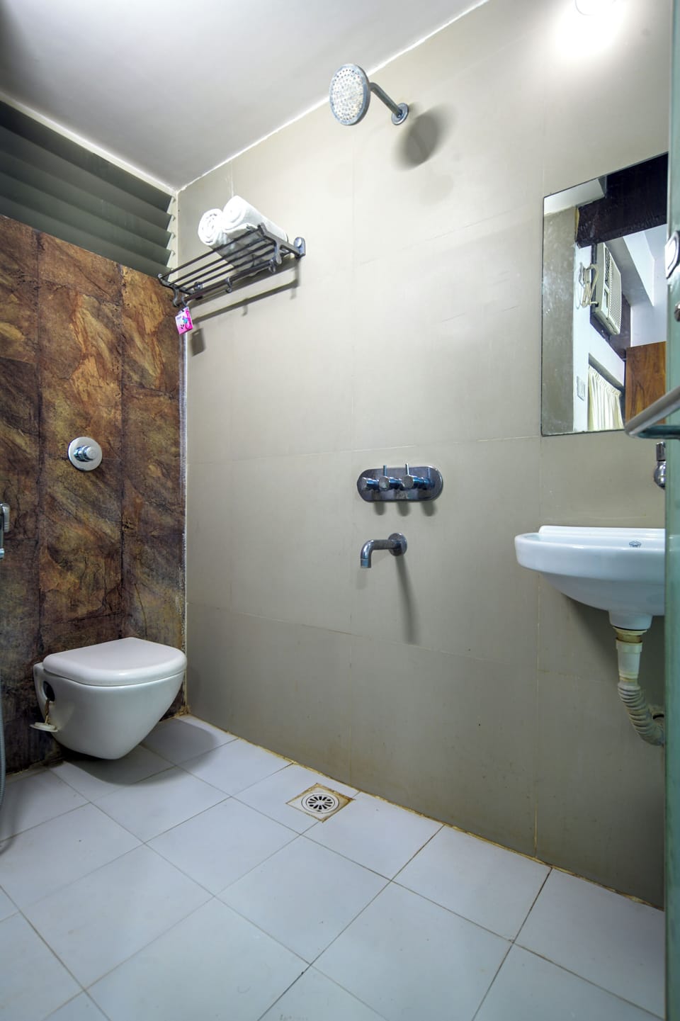 Super Deluxe Room | Bathroom | Shower, rainfall showerhead, slippers, towels