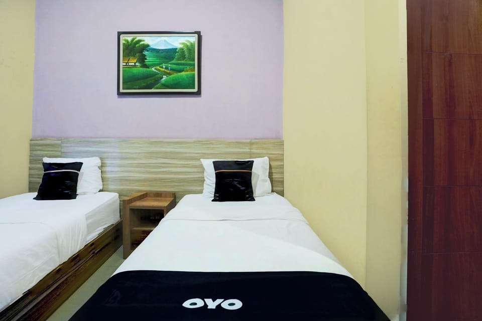 Standard Twin Room | Desk, WiFi (free), bed sheets