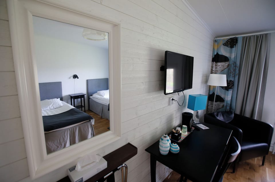1 bedroom, desk, blackout drapes, soundproofing