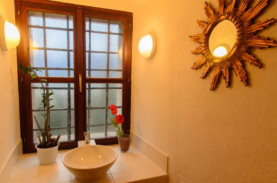 Bathroom sink