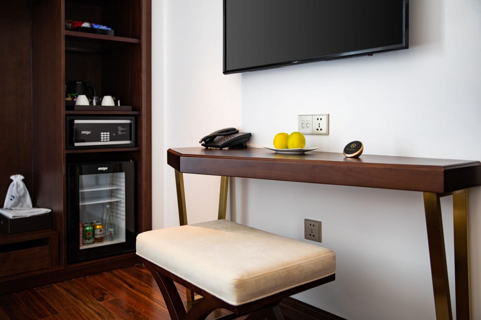 Hypo-allergenic bedding, minibar, in-room safe, desk