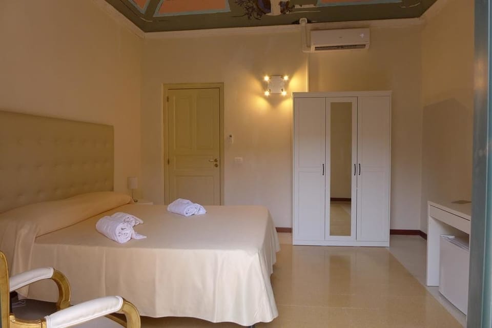 Superior Double Room, Ensuite | Minibar, in-room safe, desk, blackout drapes