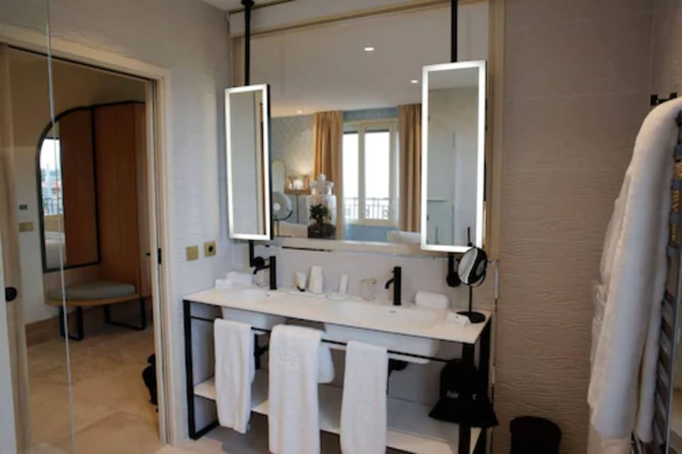Junior Suite, Sea View (2) SPA access included | Bathroom | Free toiletries, hair dryer, bathrobes, slippers