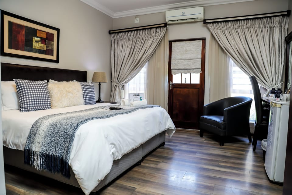 Luxury Suite | Premium bedding, minibar, desk, laptop workspace