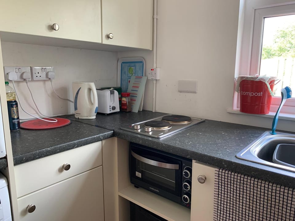 Shared fridge, shared microwave, stovetop, electric kettle