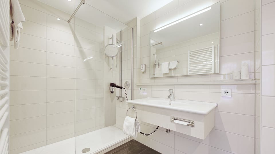 Comfort Single Room | Bathroom | Shower, free toiletries, hair dryer, towels