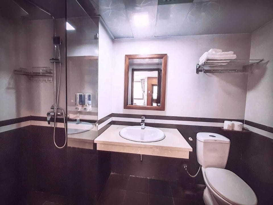 Superior King Room | Bathroom | Shower, rainfall showerhead, eco-friendly toiletries, hair dryer