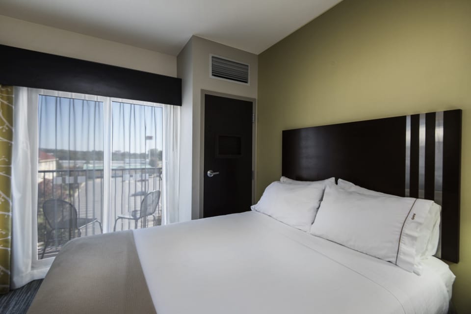 In-room safe, desk, iron/ironing board, cribs/infant beds
