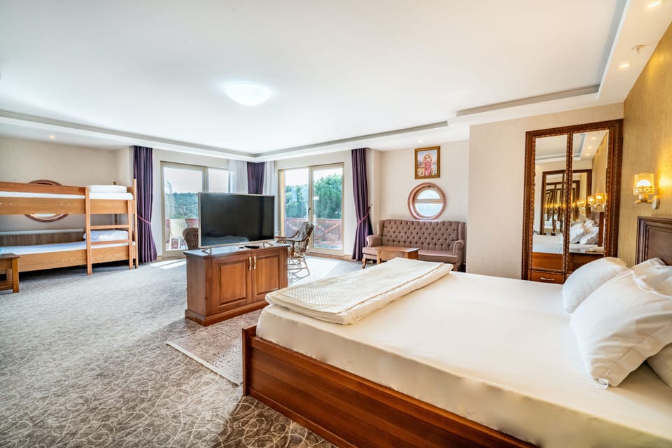 Deluxe Suite, Lanai | Premium bedding, minibar, desk, laptop workspace