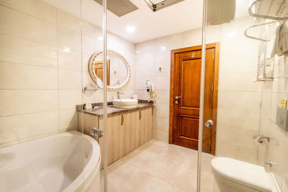 Deluxe Suite, Lanai | Bathroom | Free toiletries, hair dryer, slippers, towels