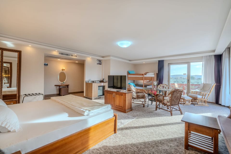 Deluxe Suite, Lanai | Premium bedding, minibar, desk, laptop workspace