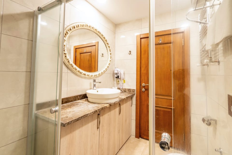 Deluxe Double Room, 1 Bedroom, Lanai | Bathroom | Free toiletries, hair dryer, slippers, towels