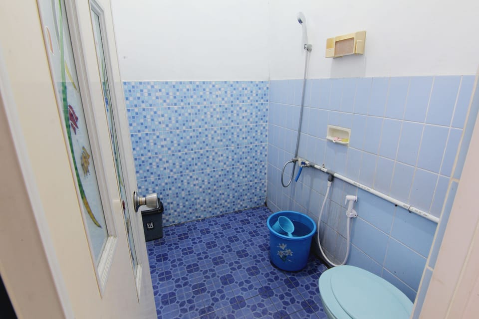 Standard Double Room | Bathroom | Shower, towels