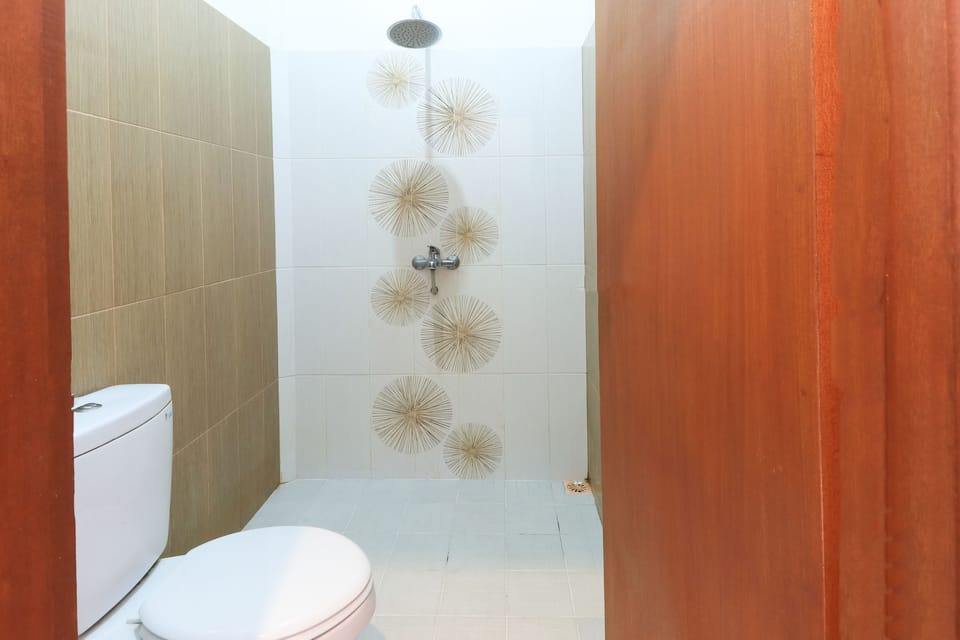 Deluxe Room | Bathroom | Shower, towels