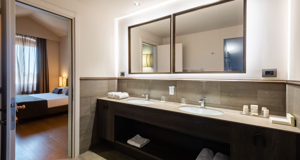 Suite | Bathroom | Combined shower/tub, designer toiletries, hair dryer, bathrobes