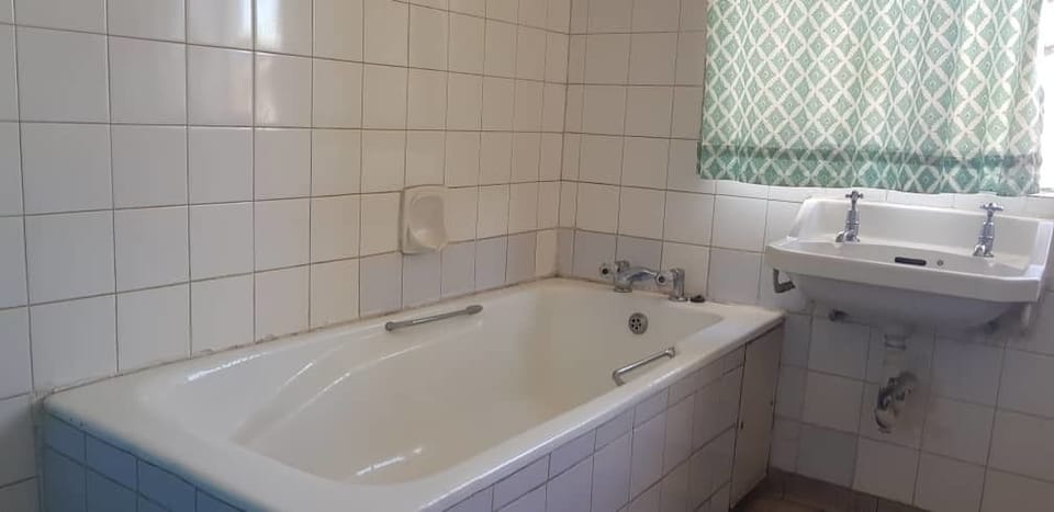 Twin Room | Deep soaking bathtub
