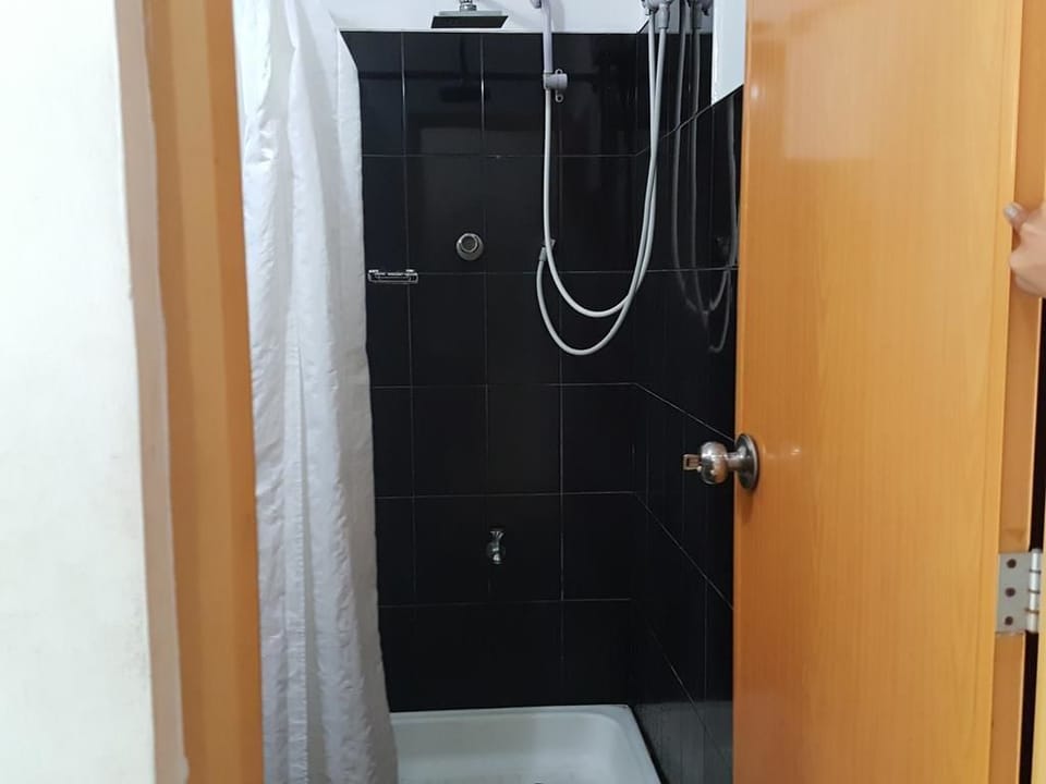 Shower, free toiletries, towels