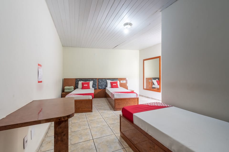 Triple Room, 3 Twin Beds | Desk, free WiFi, bed sheets