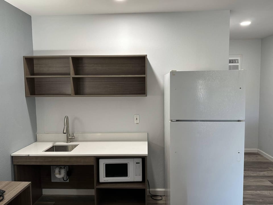 Room, 1 Queen Bed, Accessible, Non Smoking | Premium bedding, individually furnished, desk, iron/ironing board