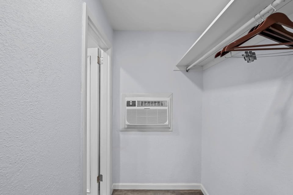 Room, 1 Queen Bed, Non Smoking | Premium bedding, individually furnished, desk, iron/ironing board