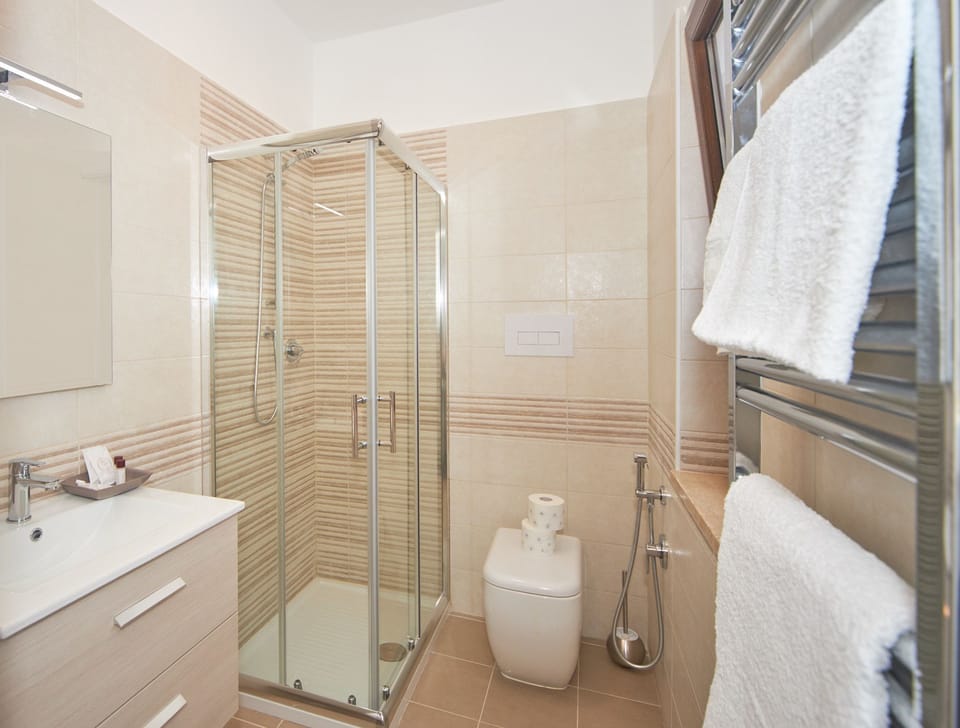 Design Double Room | Bathroom | Shower, rainfall showerhead, free toiletries, hair dryer
