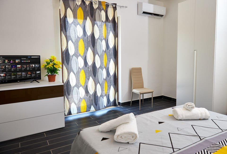 Design Double Room | Desk, rollaway beds, free WiFi, bed sheets