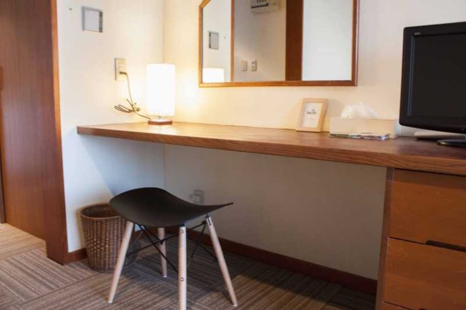 Desk, WiFi (free)