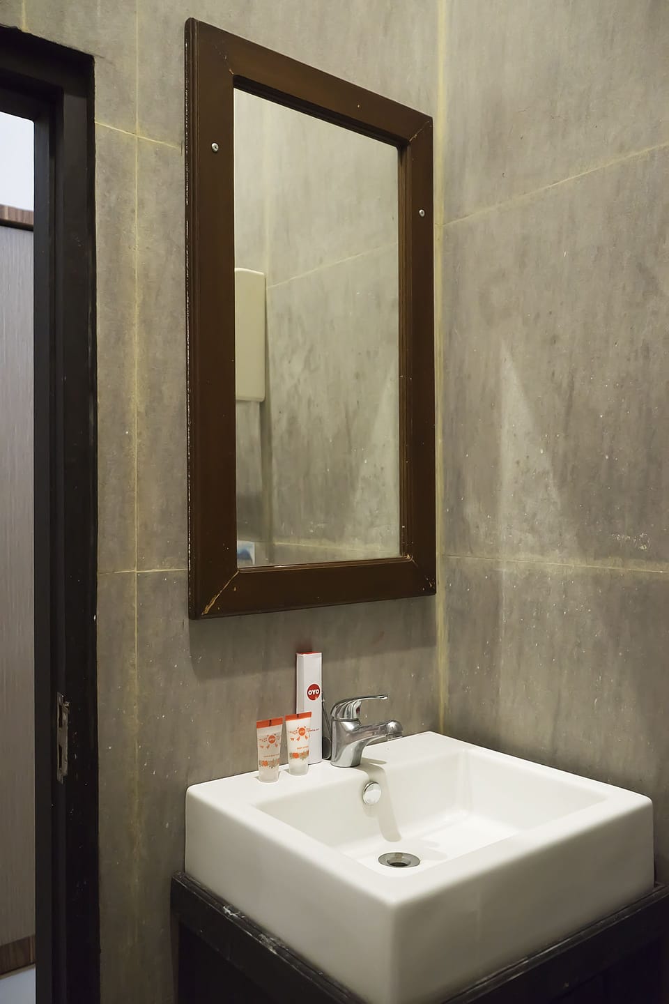 Deluxe Double Room | Bathroom sink