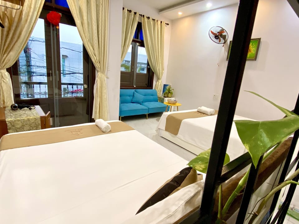 Family Room | Minibar, desk, free WiFi, bed sheets