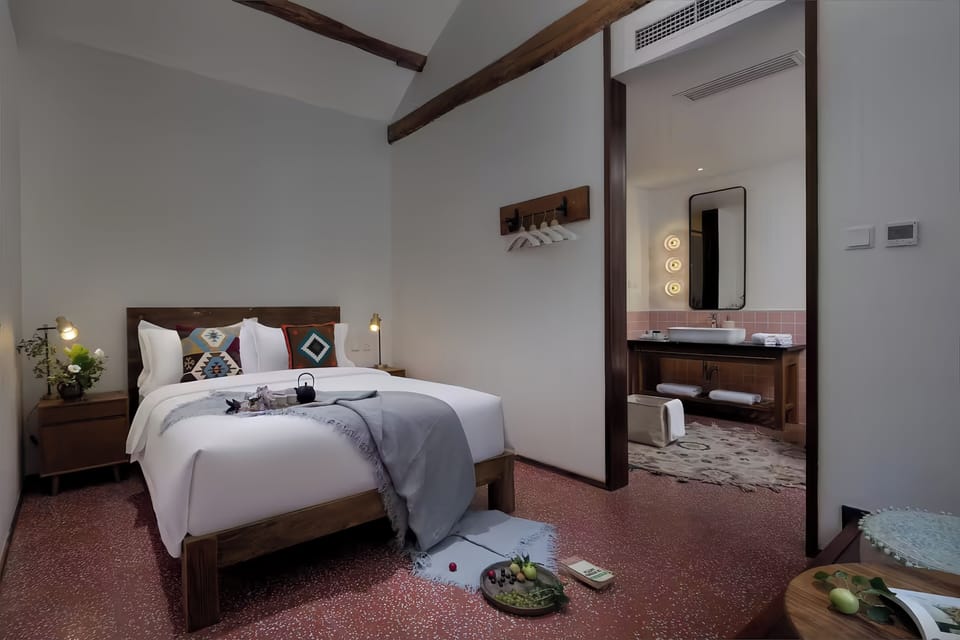 Deluxe Suite | Desk, blackout drapes, soundproofing, WiFi (free)