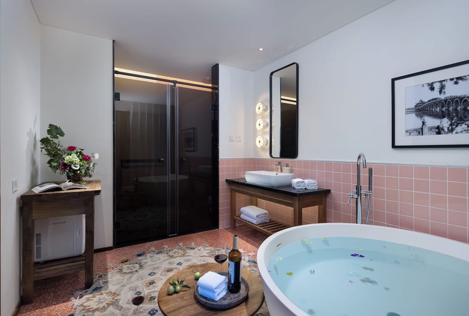 Deluxe Suite | Bathroom | Free toiletries, hair dryer, slippers, towels