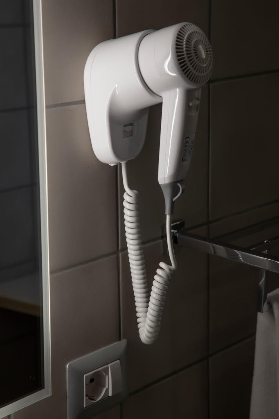 Shower, rainfall showerhead, free toiletries, hair dryer