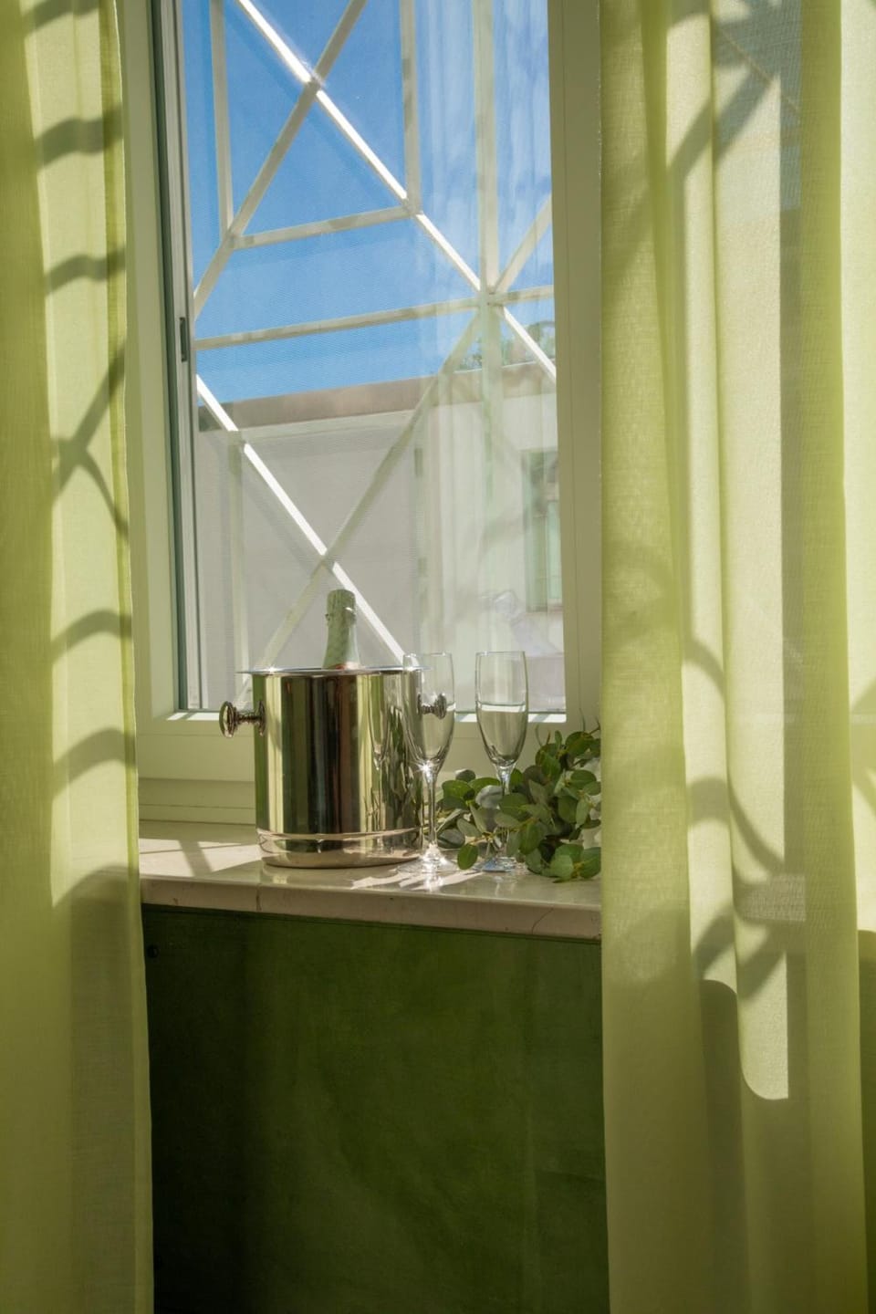 Shower, rainfall showerhead, free toiletries, hair dryer