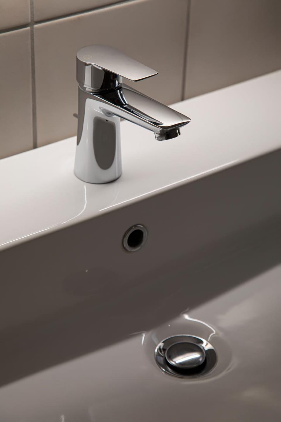 Shower, rainfall showerhead, free toiletries, hair dryer