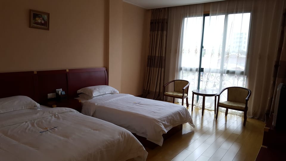 Family Room | Desk, blackout drapes, free WiFi