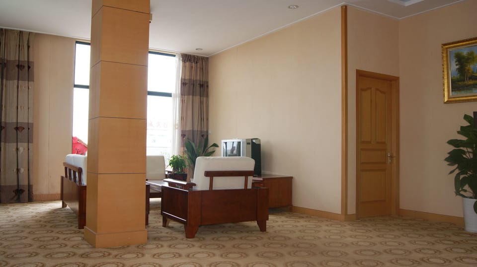 Deluxe Suite, Lake View | Living room | TV