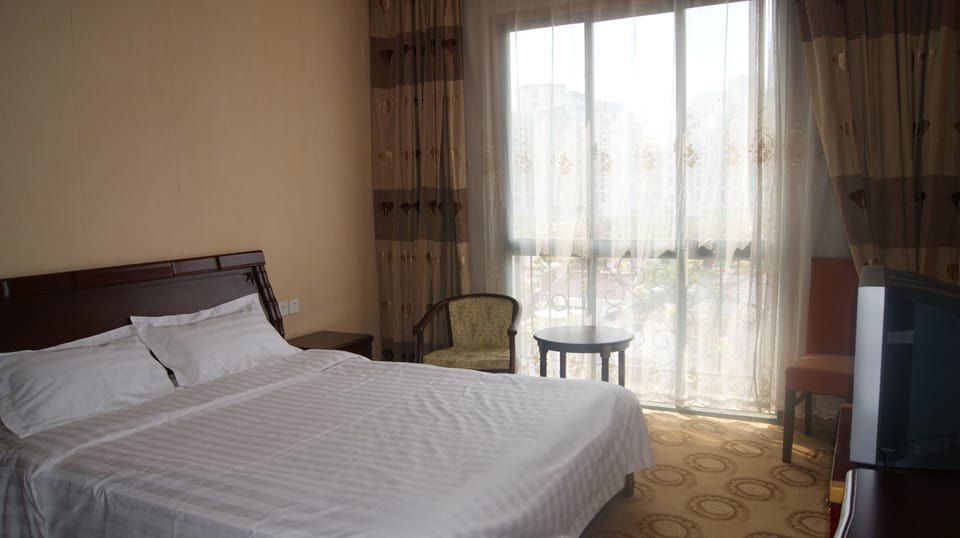 Deluxe Suite, Lake View | Desk, blackout drapes, free WiFi