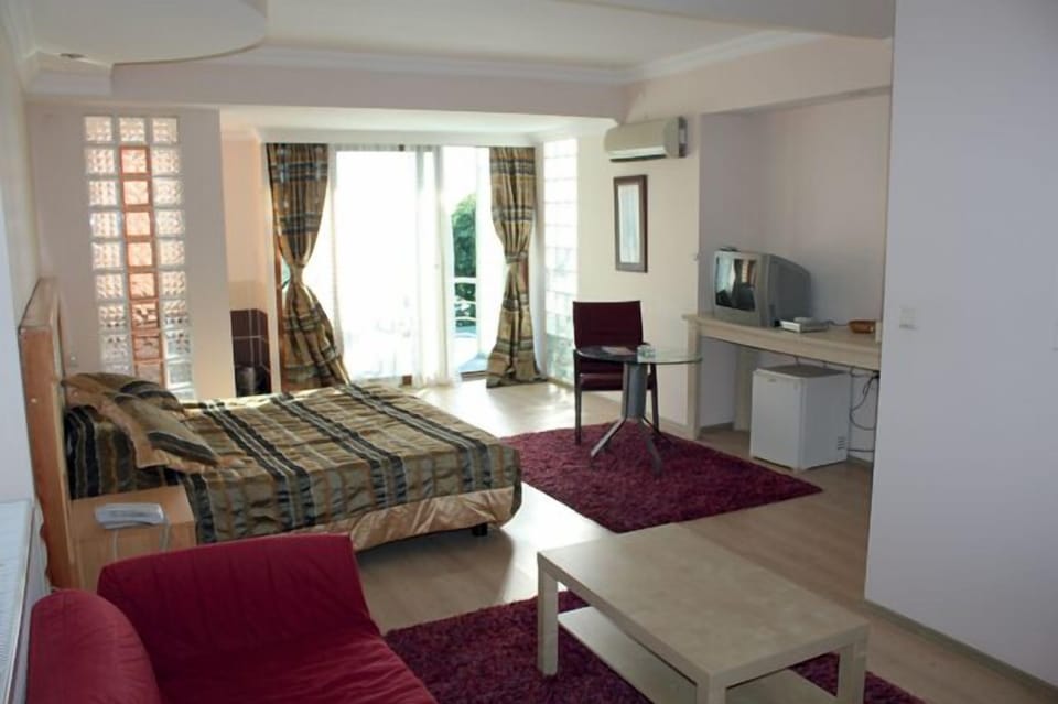 Minibar, in-room safe, desk, free cribs/infant beds