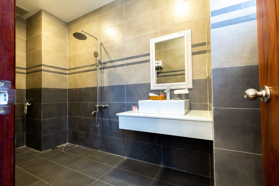 Family Room | Bathroom | Shower, free toiletries, hair dryer, slippers