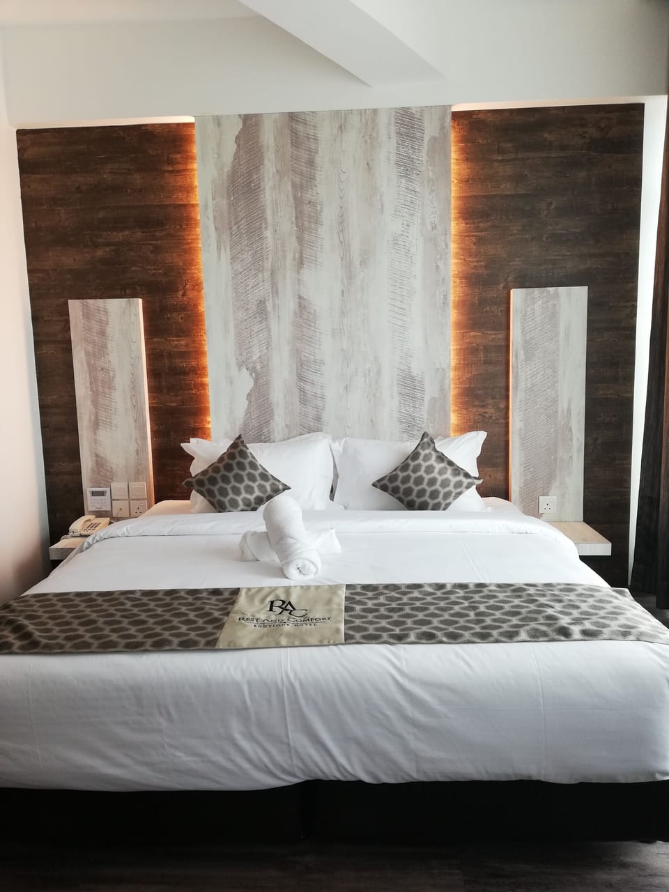 Deluxe Queen Room | Desk, blackout drapes, soundproofing, iron/ironing board