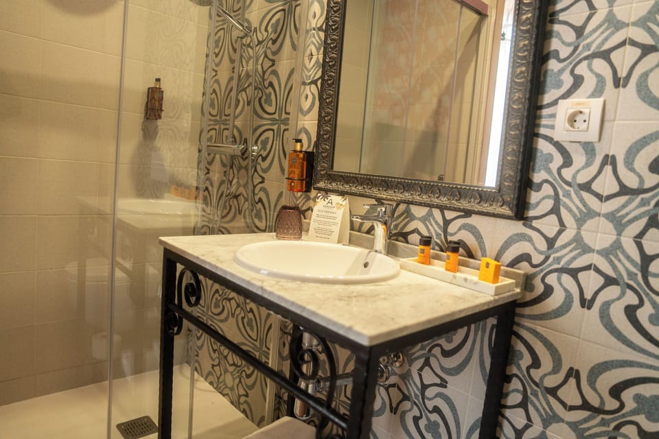 Superior Room, 1 Bedroom, City View (Semidán) | Bathroom | Free toiletries, hair dryer, towels, soap