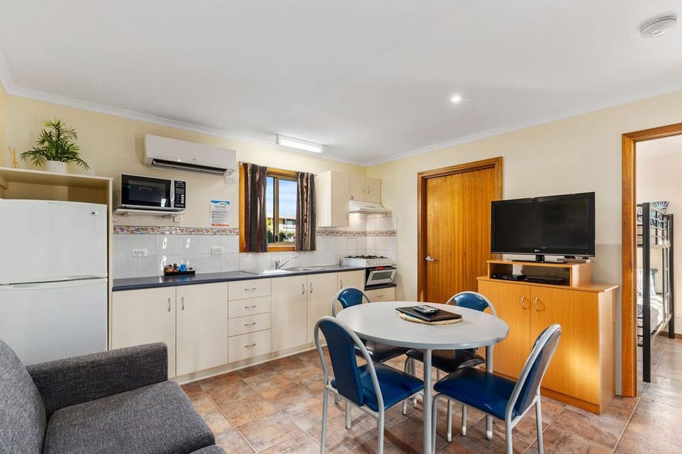 Gar Cabin | Private kitchen | Full-size fridge, microwave, oven, stovetop