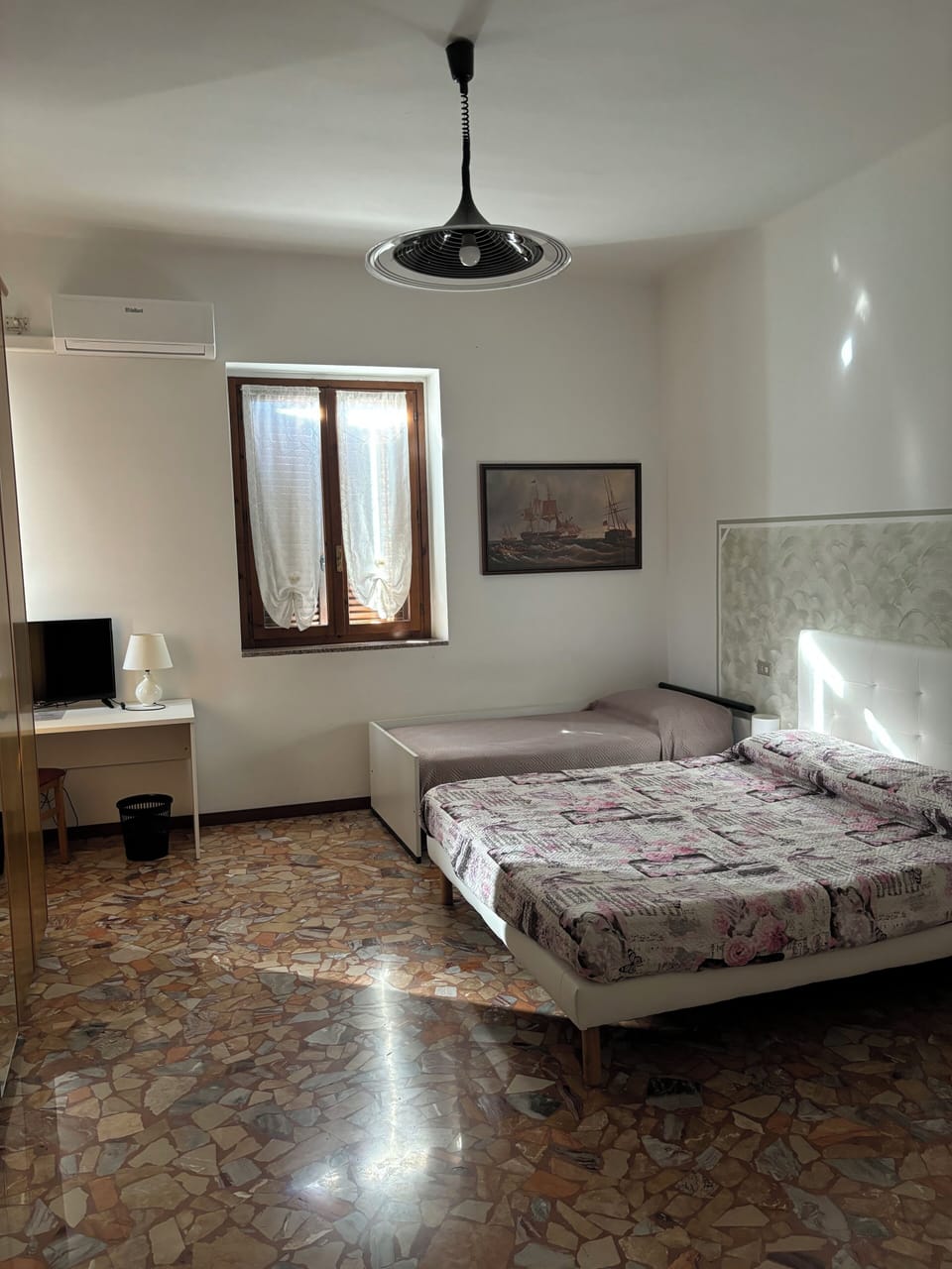 Triple Room | Desk, WiFi (free)