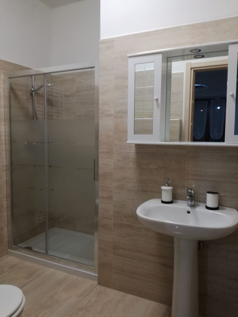 Triple Room | Bathroom | Shower, rainfall showerhead, free toiletries, hair dryer