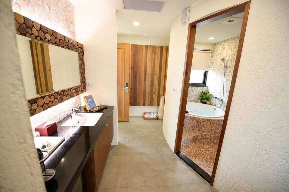 Double Room, Bathtub | Bathroom sink