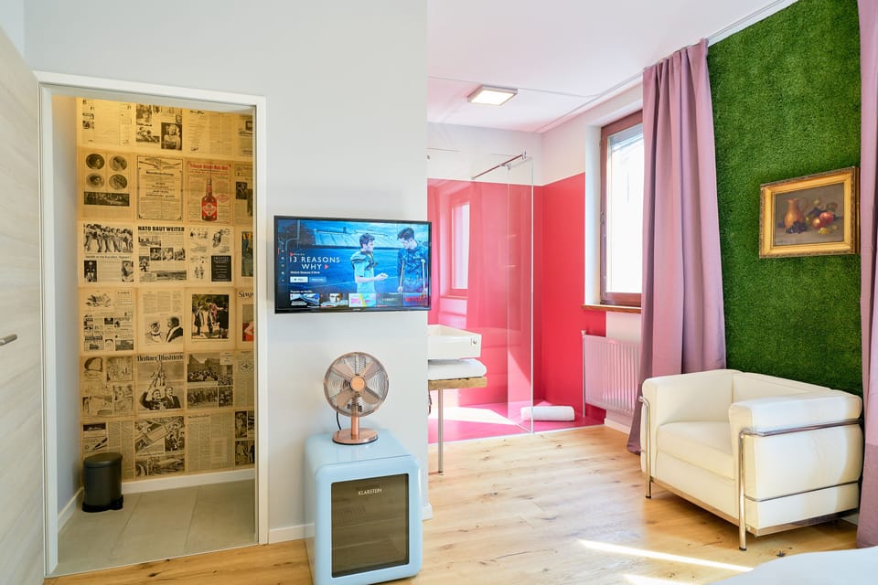 Superior Studio Suite (Purpur) | Bathroom | Shower, rainfall showerhead, free toiletries, hair dryer