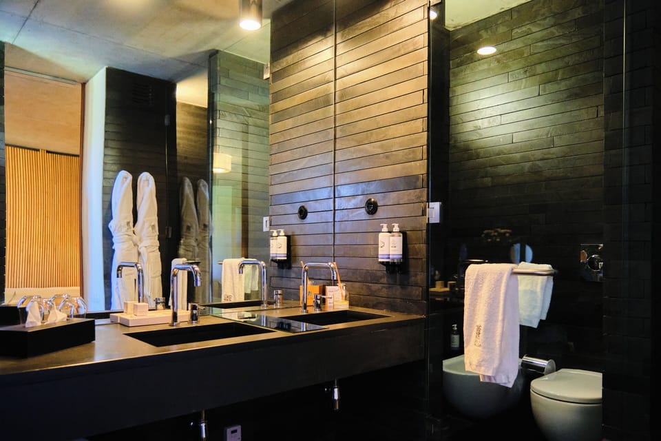 Edificio Moderna - Suite | Bathroom | Shower, free toiletries, hair dryer, slippers