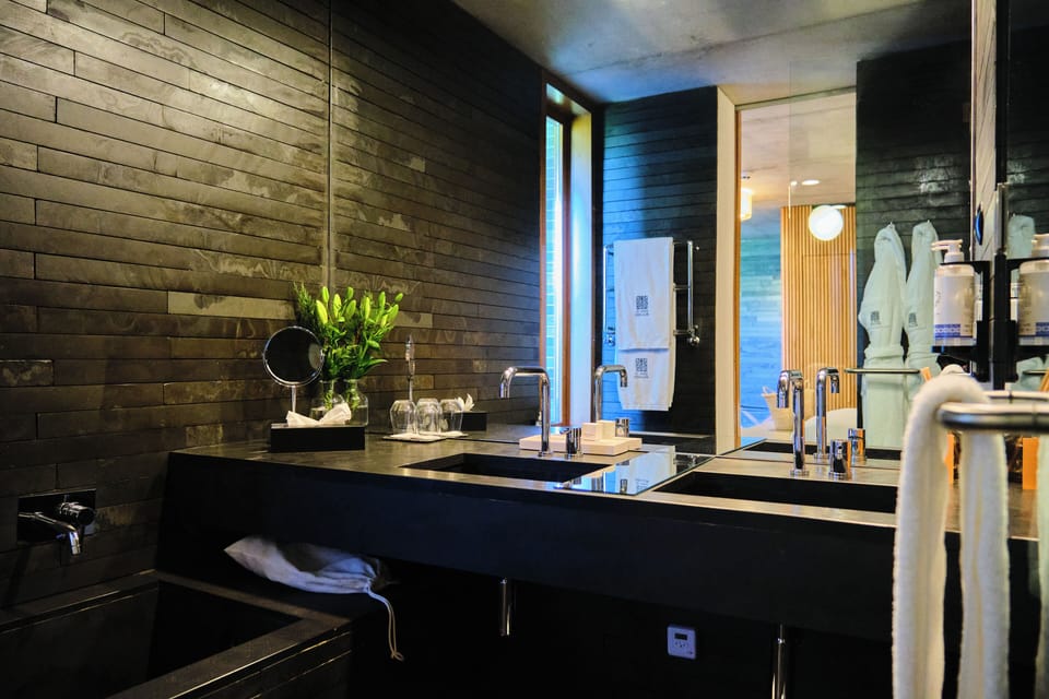 Edificio Moderna - Quarto Superior | Bathroom | Shower, free toiletries, hair dryer, slippers