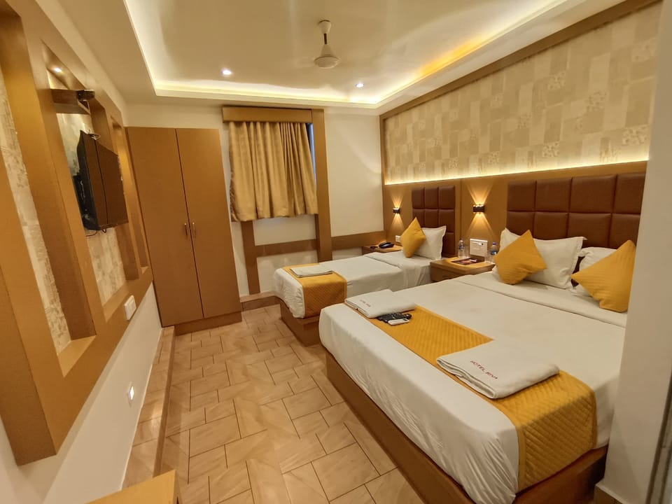 Deluxe Triple Room | Desk, laptop workspace, soundproofing, free WiFi